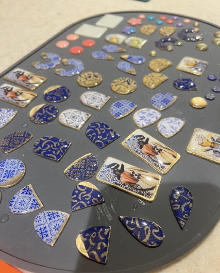 Sélection de pièces Rumi en cours de fabrication