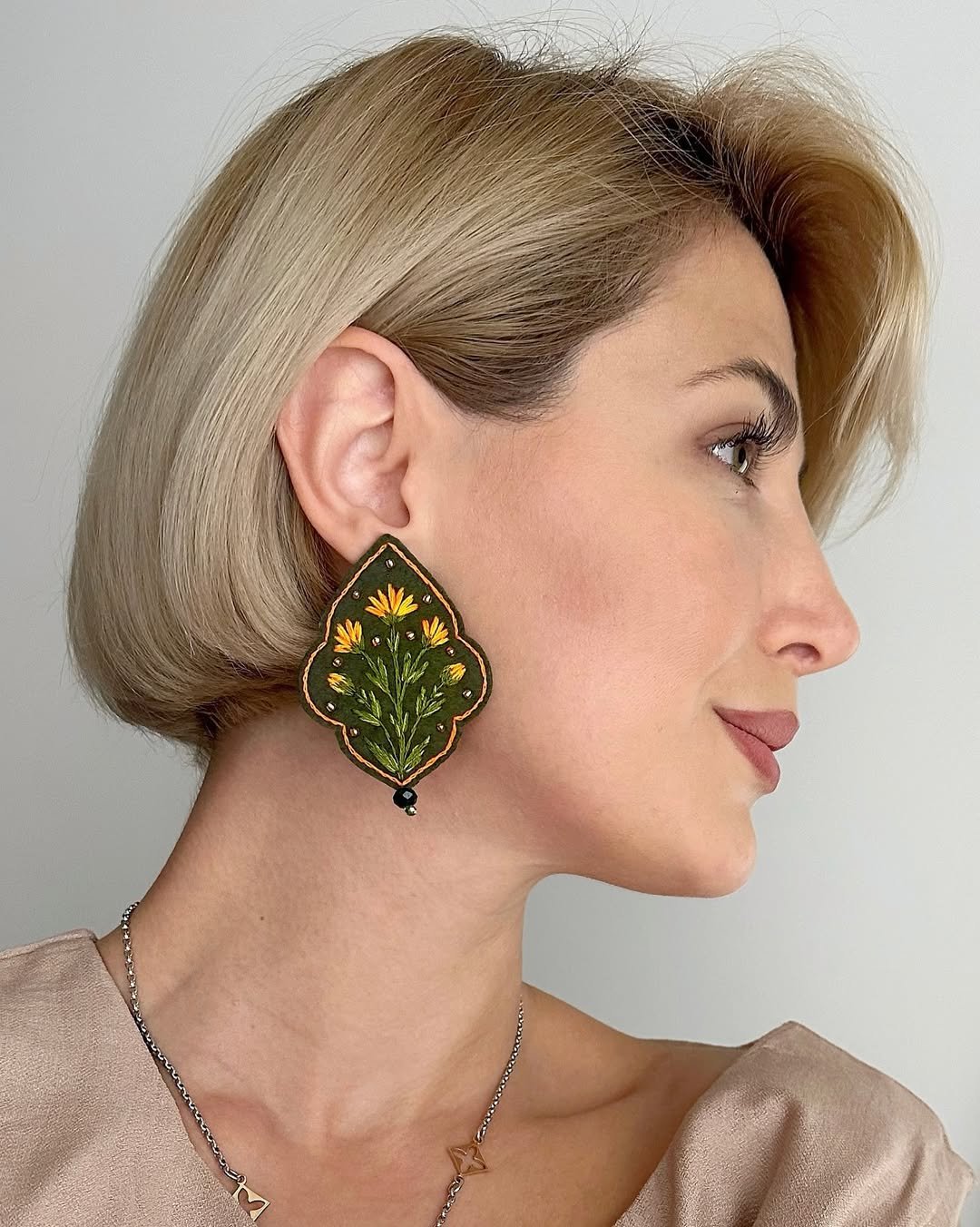 Boucle d'oreille brodée Yalda portée