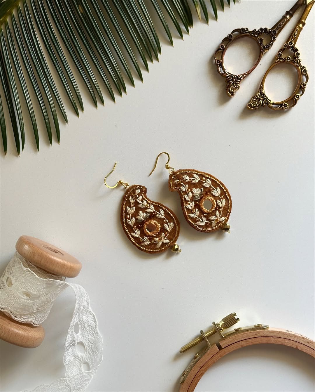 Boucles d'oreilles paisley brodées or et fils de soie