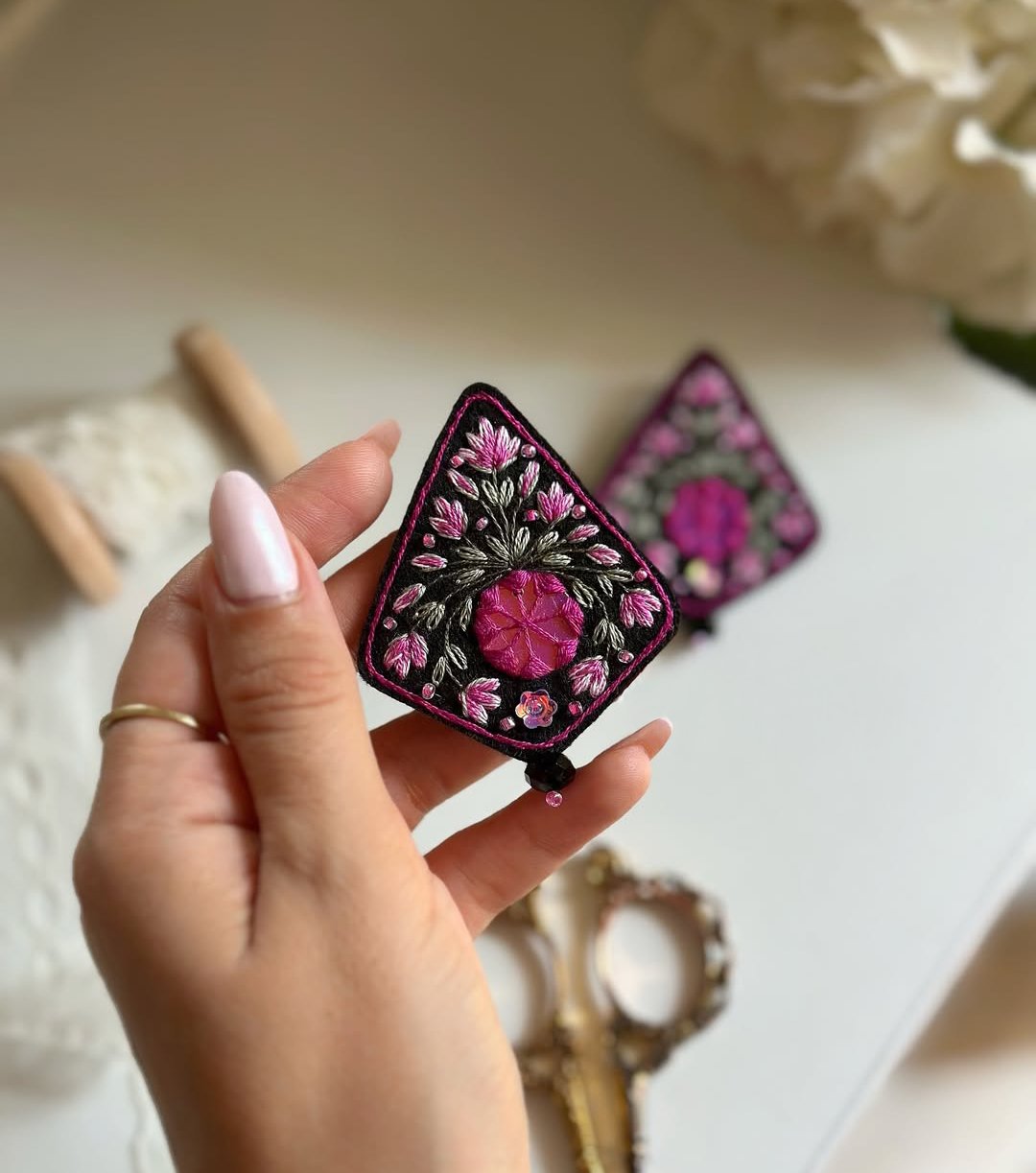 Broche brodée rose avec perles et miroir