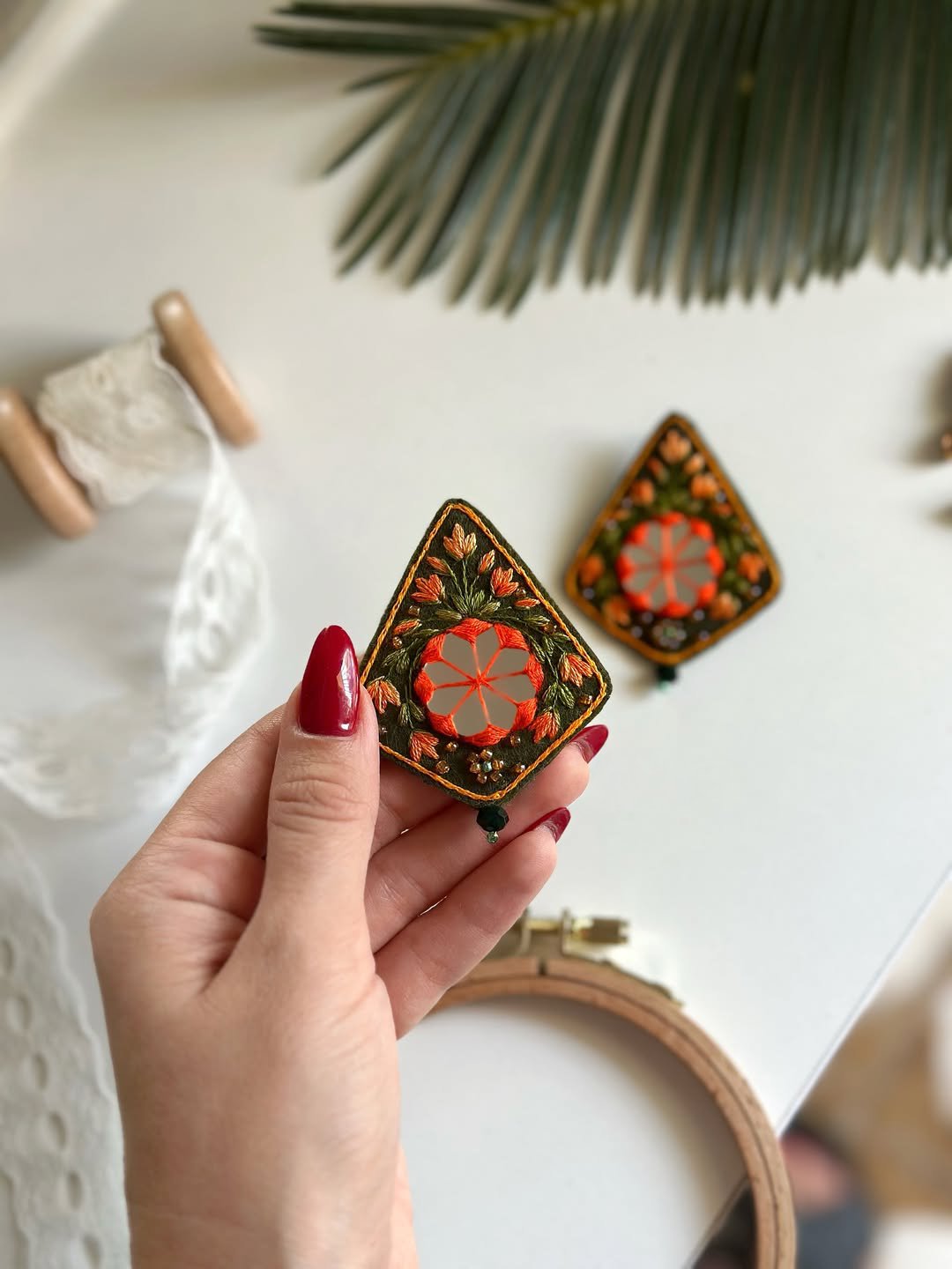 Broche brodée orange et verte, variation unique