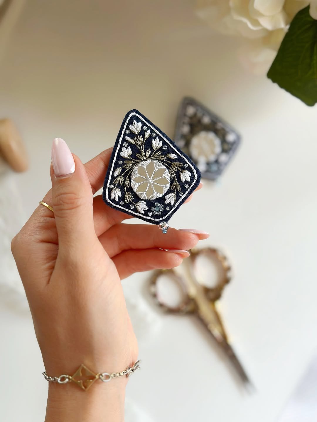 Broche brodée bleu nuit et blanc