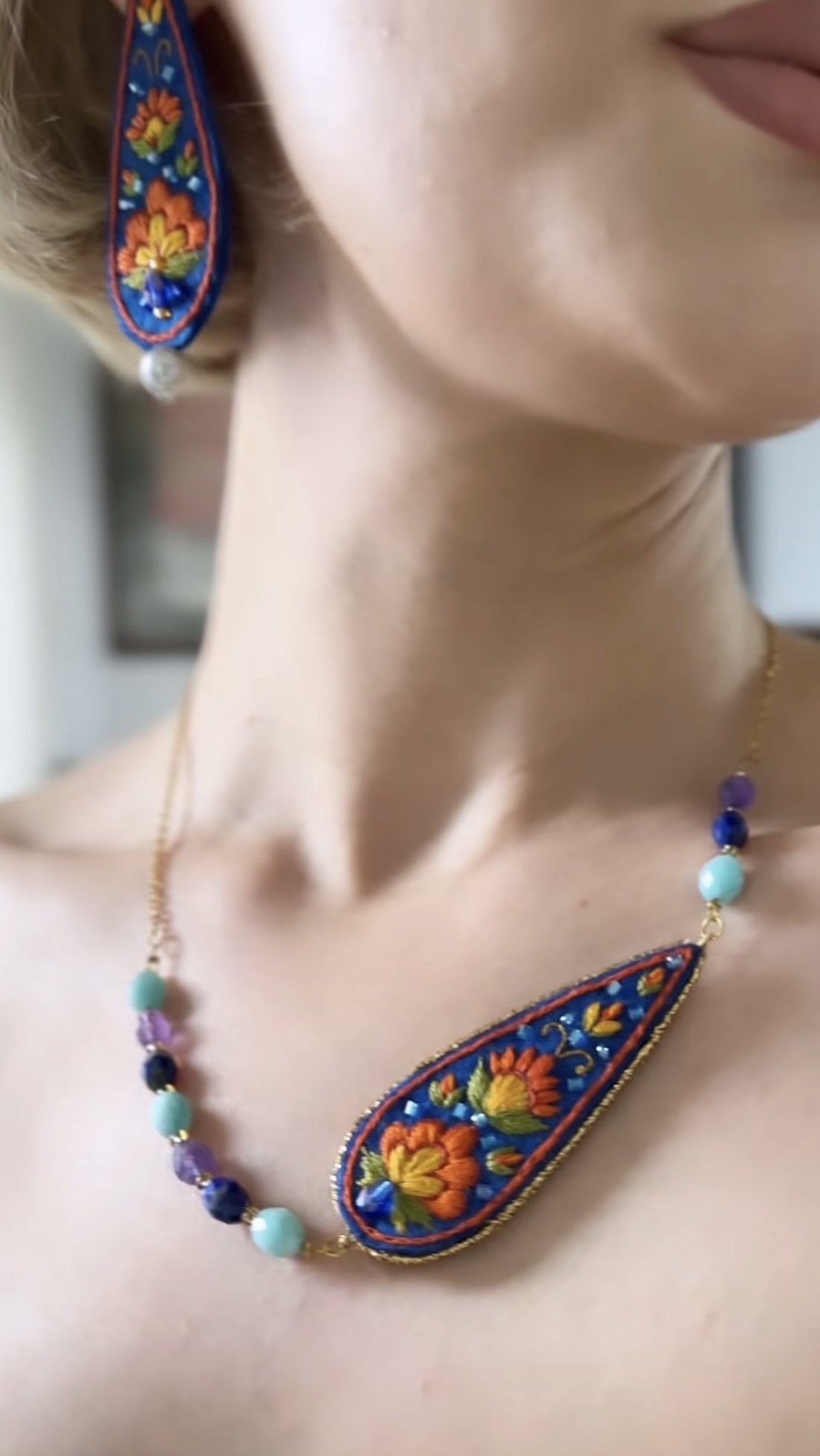 Collier brodé Yalda porté avec pierres semi-précieuses